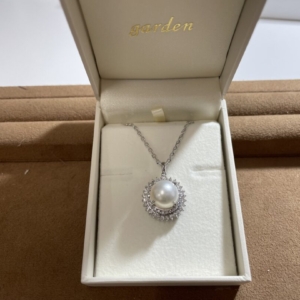 ネット検索でgarden京都さんを知りました。夫の母から譲り受けた真珠の指輪を何かいい形で使えれるようにしたいと思いジュエリーリメイクを依頼しました。 四条烏丸宝石修理リフォーム研究所