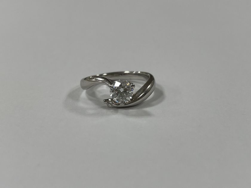 姫路　15年前にもらった婚約指輪を覆輪留めのゴールドのネックレスにリフォーム