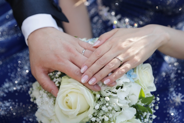 京都で取り扱いしている結婚指輪の作り方は「鋳造製法」と「鍛造製法」の2種類あります。ほとんどのファッションジュエリーやチェーン店系のブライダル店の結婚指輪は「鋳造製法」で作られています。