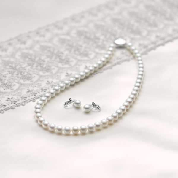 garden和歌山で記念日プレゼントにおすすめなロゼットの真珠ネックレス