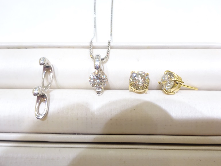 泉南｜スリーストーンのダイヤネックレスをピアスとネックレスにジュエリーリフォームされたお客様です。