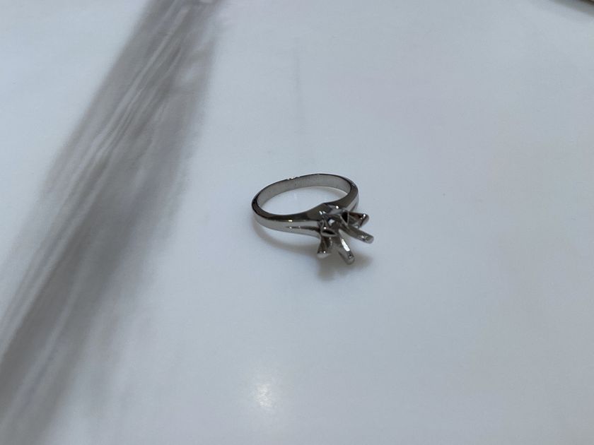 和歌山県和歌山市 母から譲り受けた婚約指輪をシンプルなネックレスにジュエリーリフォームされたお客様