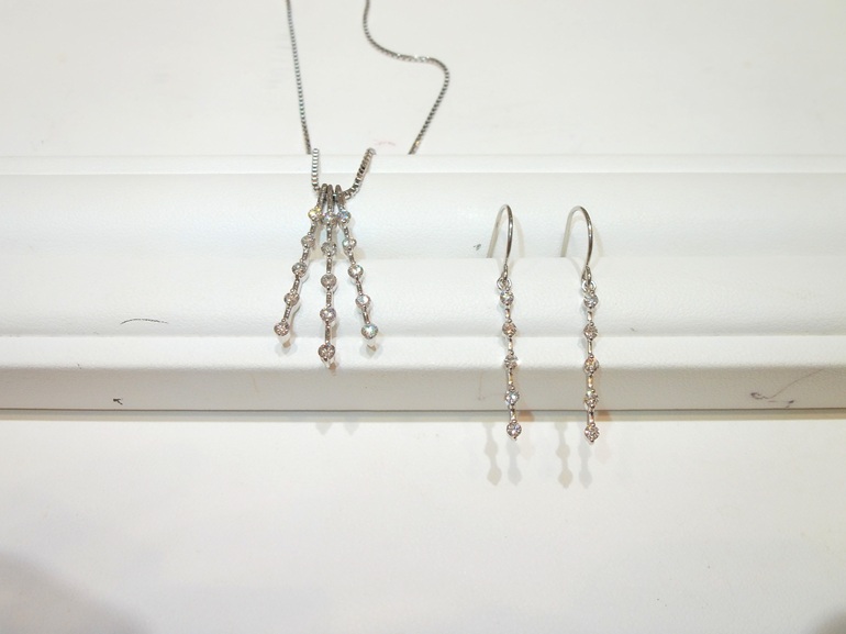 南河内郡　ネックレスをピアスにジュエリーリフォームされたお客様です。