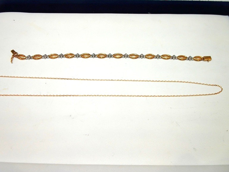 大阪府泉南市　ブレスレットをネックレスとピアスにジュエリーリフォームされたお客様です。