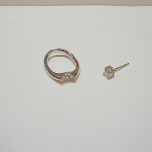 ダイヤのリングをピアスにジュエリーリフォームされたお客様です。
