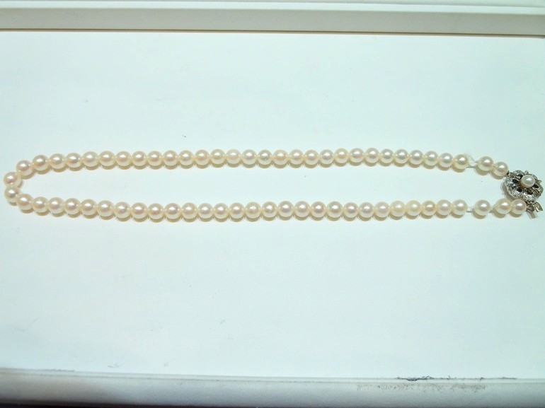 大阪府阪南市　真珠(パール)の糸替えのお修理をされたお客様です。