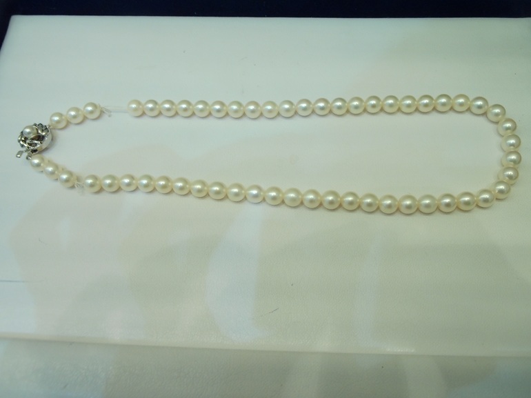 大阪府阪南市　真珠(パール)の糸替えのお修理をされたお客様です。