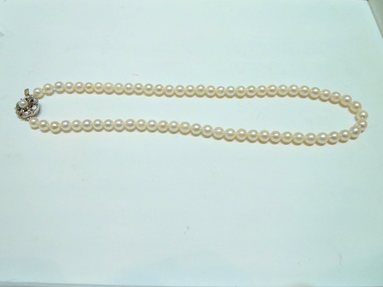 大阪府阪南市　真珠(パール)の糸替えのお修理をされたお客様です。