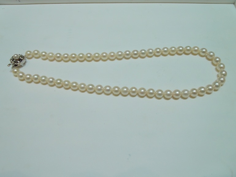 大阪府阪南市　真珠(パール)の糸替えのお修理をされたお客様です。