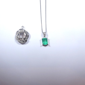 譲り受けたエメラルドの指輪を普段使いに出来るシンプルなネックレスにジュエリーリフォームされたお客様です。