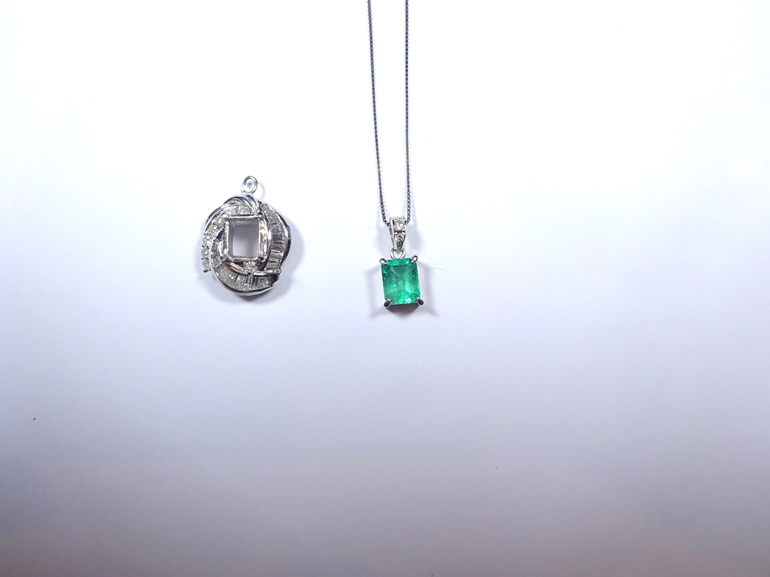 大阪府貝塚市　エメラルドの指輪をペンダントトップのジュエリーリフォームをされたお客様です。