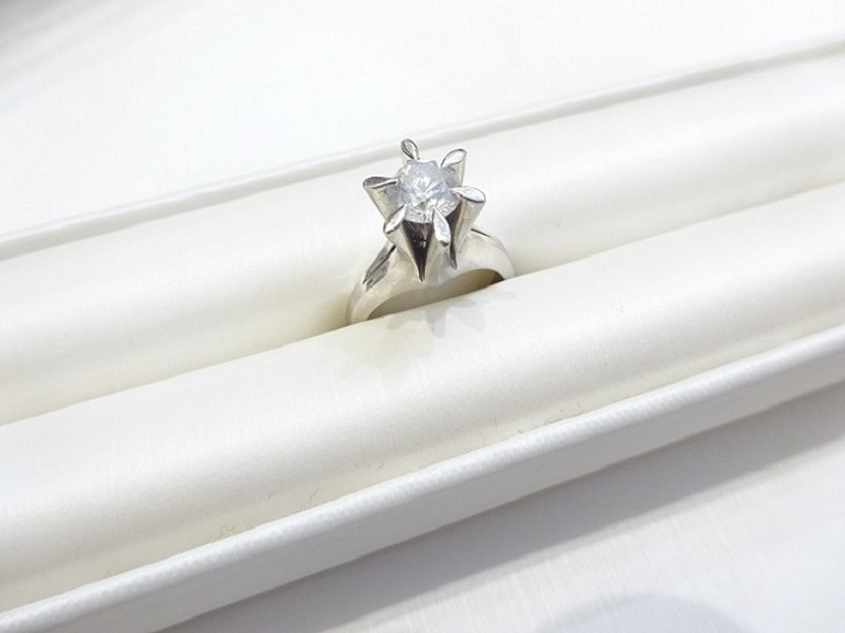 大阪府貝塚市　立て爪のダイヤの指輪をネックレスにジュエリーリフォームされたお客様です。