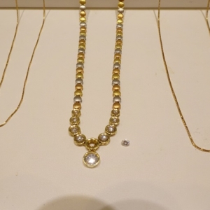 豪華なダイヤネックレスを使いやすいデザインにしたくてグレースフジミ泉南店/gardenりんくう泉南にジュエリーリフォームに来られたお客様です。