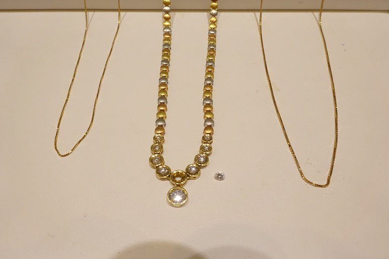 大阪府貝塚市 ネックレスのジュエリーリフォームをされたお客様です。