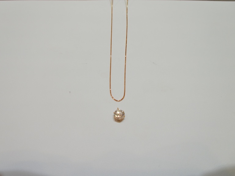 大阪府貝塚市 ダイヤのペンダントトップをネックレスに通すお修理をされたお客様です。