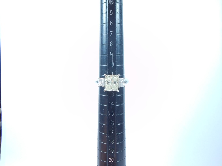 大阪府貝塚市　違う指に着けたくてダイヤの指輪をサイズ直しをされたお客様です。