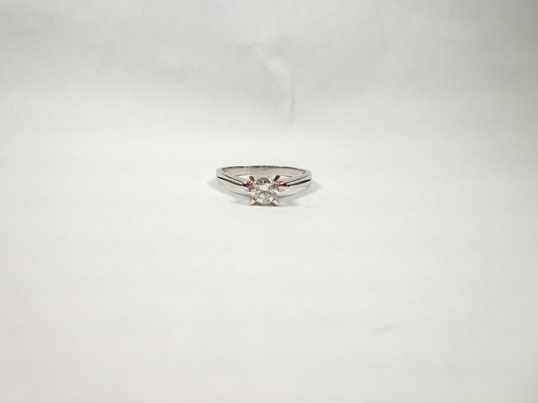 大阪府貝塚市 立て爪のダイヤの指輪をジュエリーリフォームされたお客様です。