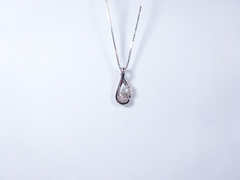 大阪府貝塚市　立て爪のダイヤの指輪をネックレスにジュエリーリフォームされたお客様です。