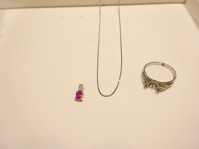 大阪府貝塚市 ルビーの指輪をペンダントトップにリフォームされたお客様です。