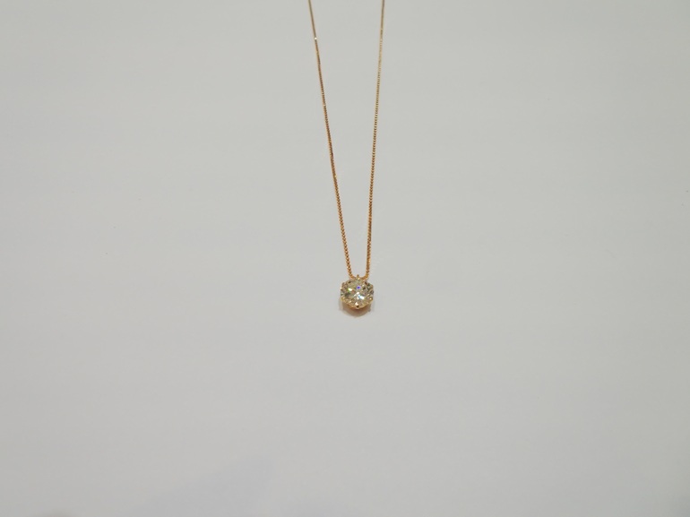 大阪府貝塚市 ダイヤのペンダントトップをネックレスに通すお修理をされたお客様です。