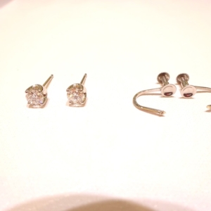 ダイヤのイヤリングからピアスに加工されたお客様です。